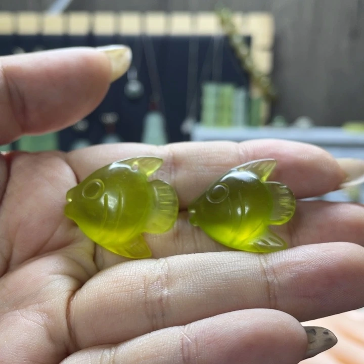 蛇纹石玉未镶嵌颈饰手工雕刻黄金鱼