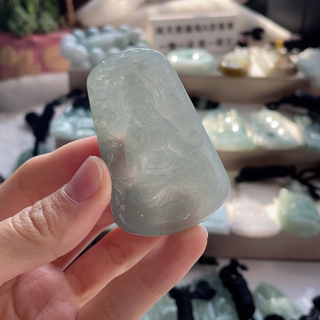 翡翠未镶嵌颈饰观音