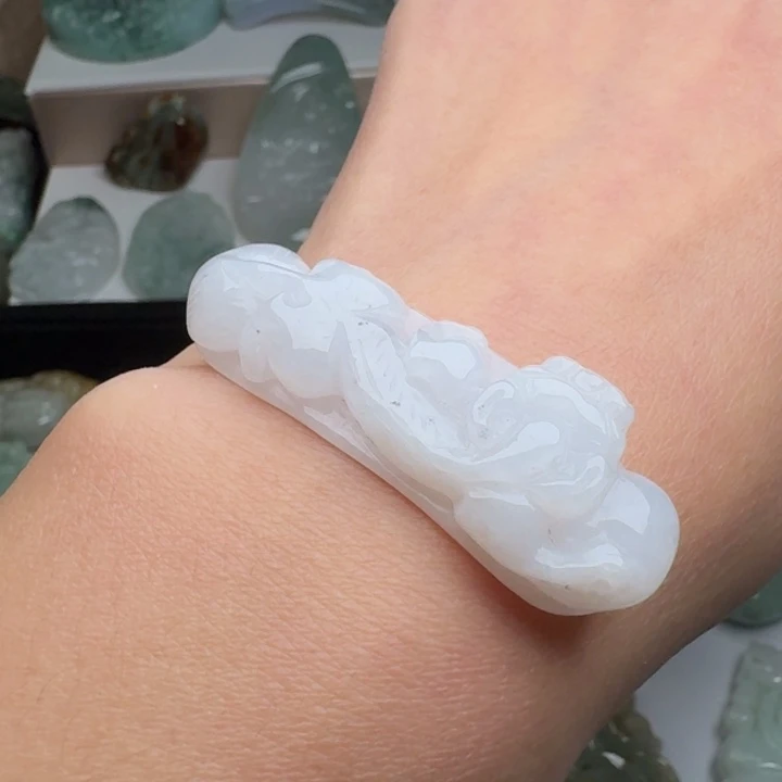 翡翠未镶嵌颈饰手牌