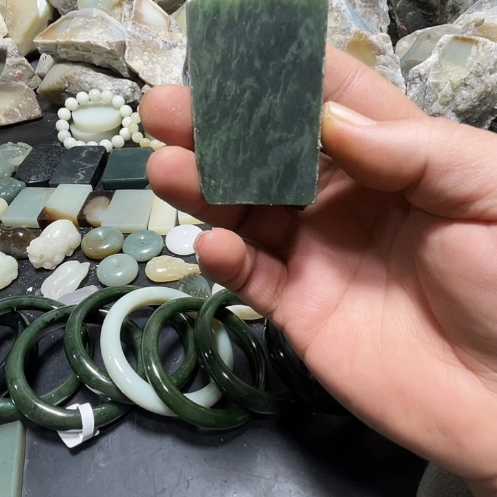 和田玉（糖玉）未镶嵌把件