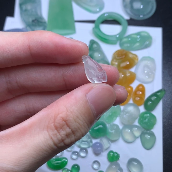 翡翠未镶嵌颈饰玉兰花