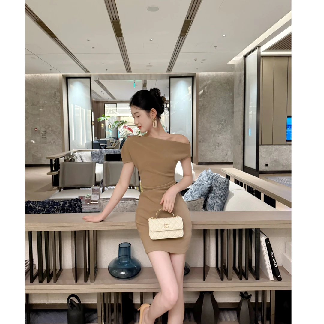 2025夏季新款气质纯欲性感斜肩连衣裙女装褶皱收腰修身包臀短裙子