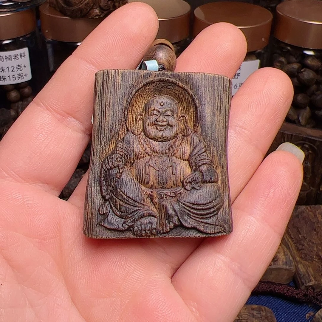 沉香吊坠海南白棋佛公雕刻牌带绳13.5克