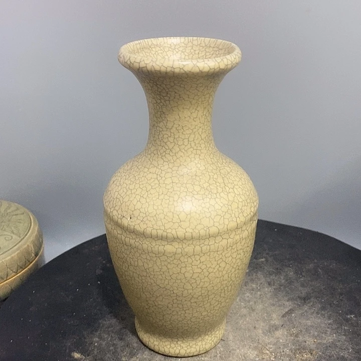 哥窑玄纹瓶造型独特