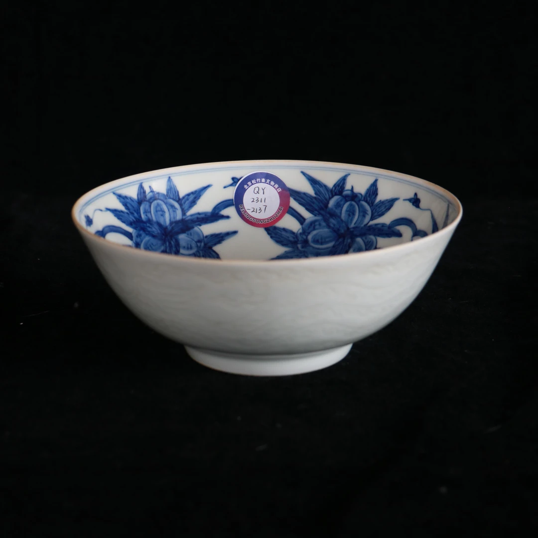 明代成化外印刻内青花秋葵纹碗