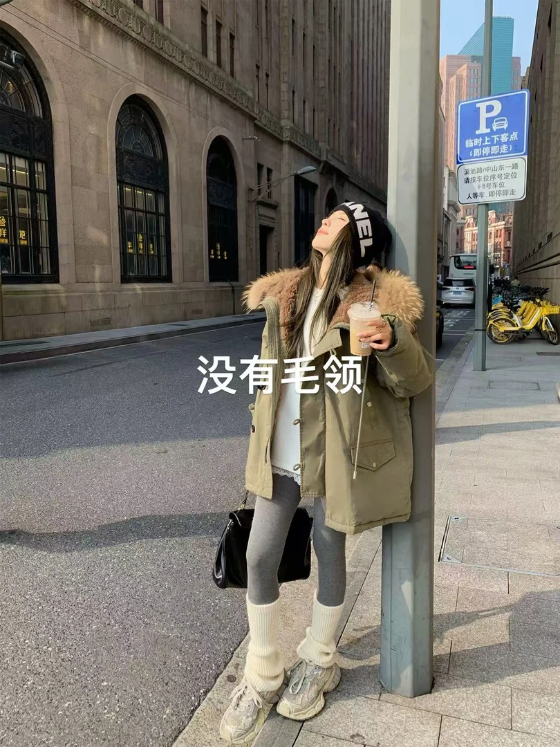 D1-2军绿色“绳环纽扣”连帽棉服外套