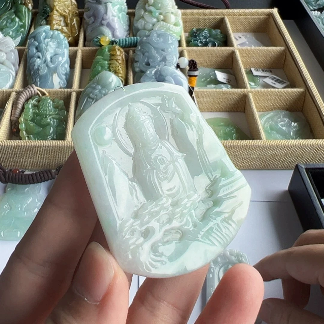 翡翠未镶嵌颈饰观音