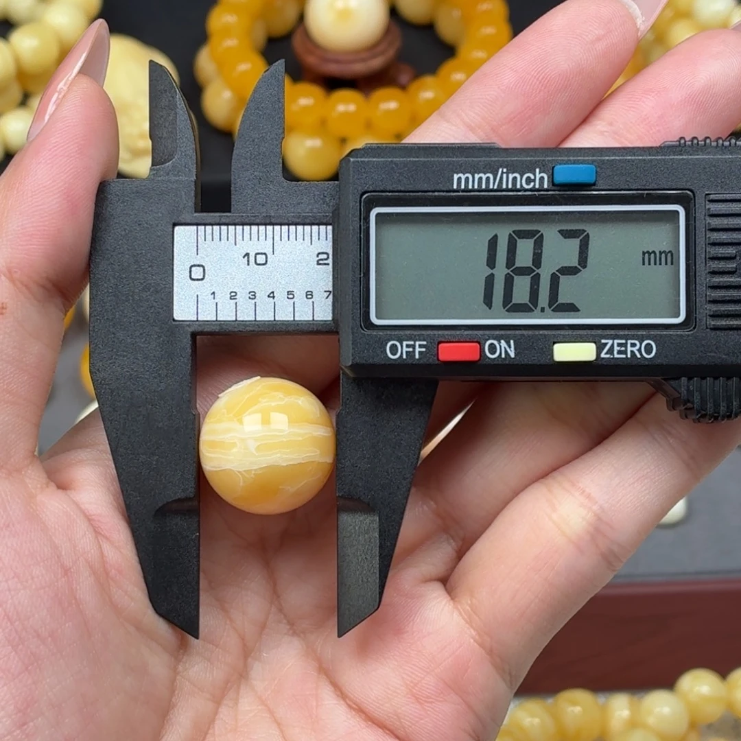 琥珀未镶嵌颈饰焦皮橘底白花纹 3.4g