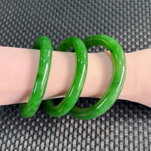 【老冰底辣阳绿】俄老料碧玉冰底夹层细料手镯（多样性发一）