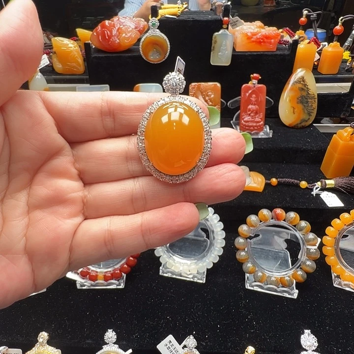 未镶嵌石英质玉（黄龙玉）颈饰