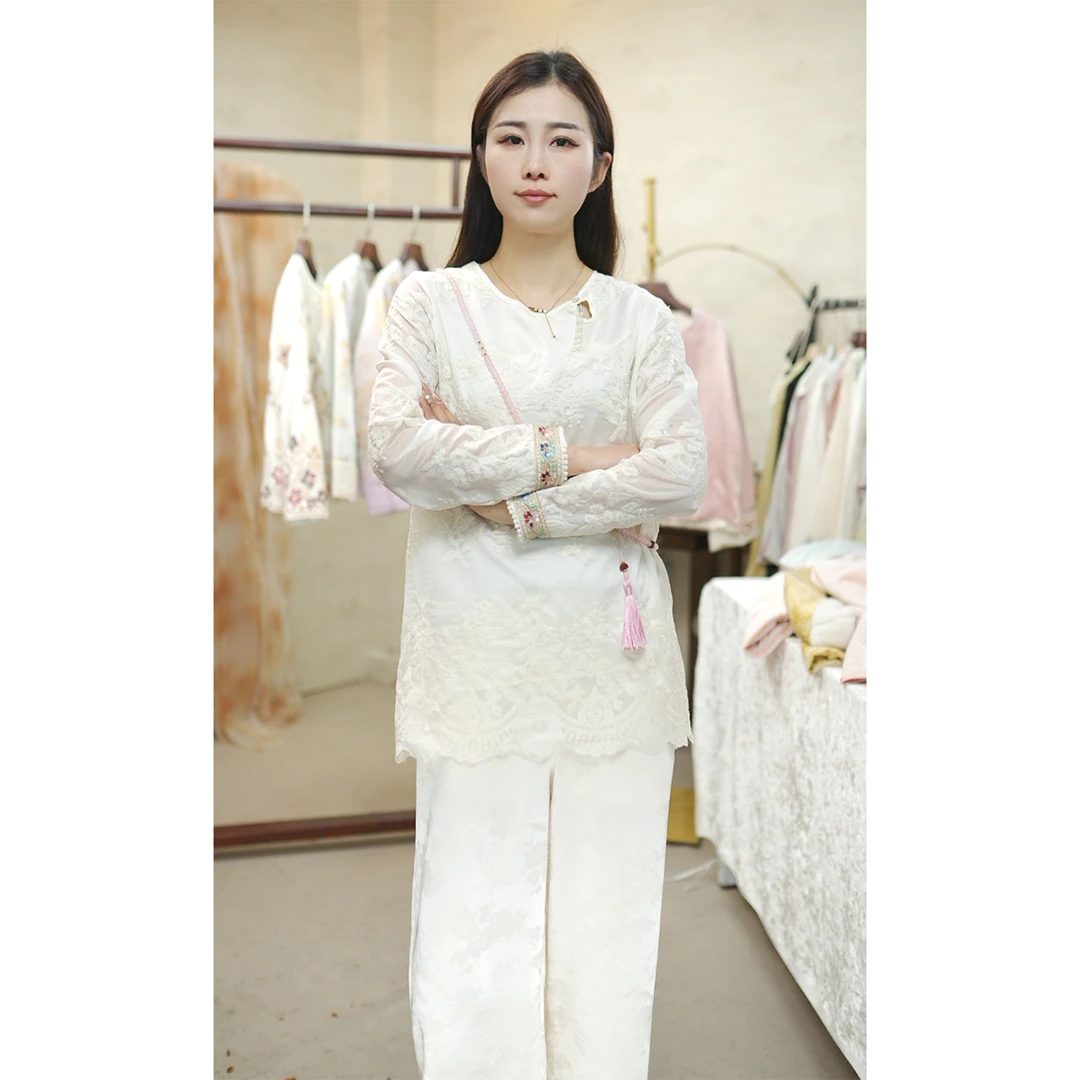 【春绣】高级感蕾丝圆领长袖衬衫女新款重工钩花宽松打底衫上衣潮