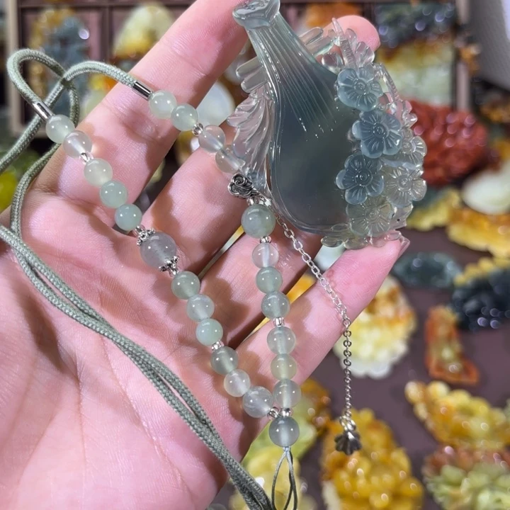未镶嵌蛇纹石玉颈饰与*随机发