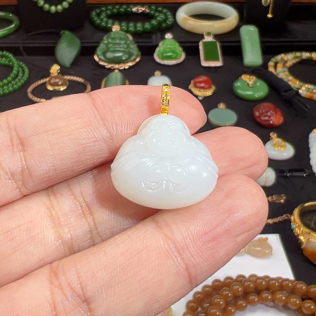 和田玉18K金镶嵌颈饰老料白玉抱抱佛