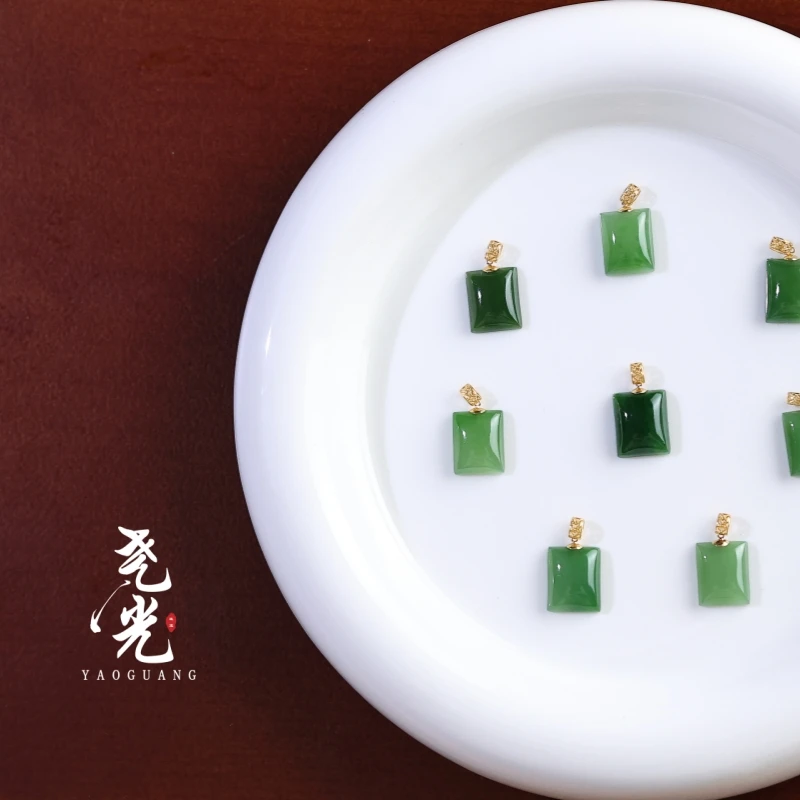 扶摇丨18K金*俄料和田碧玉阳绿女款迷你无事牌*【多样性发其一】