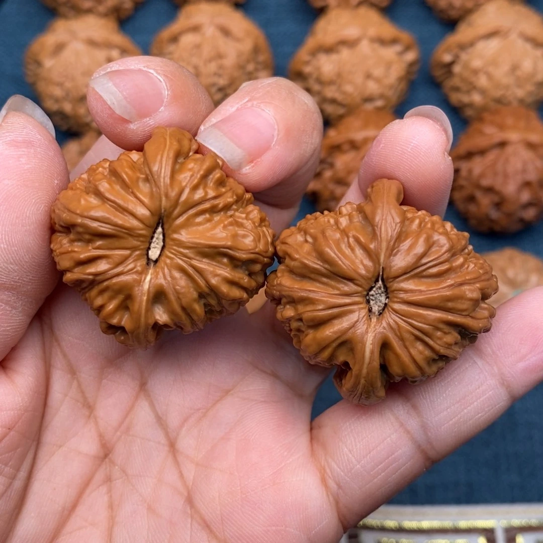文玩核桃把件 全品 35尺。  红皮球白