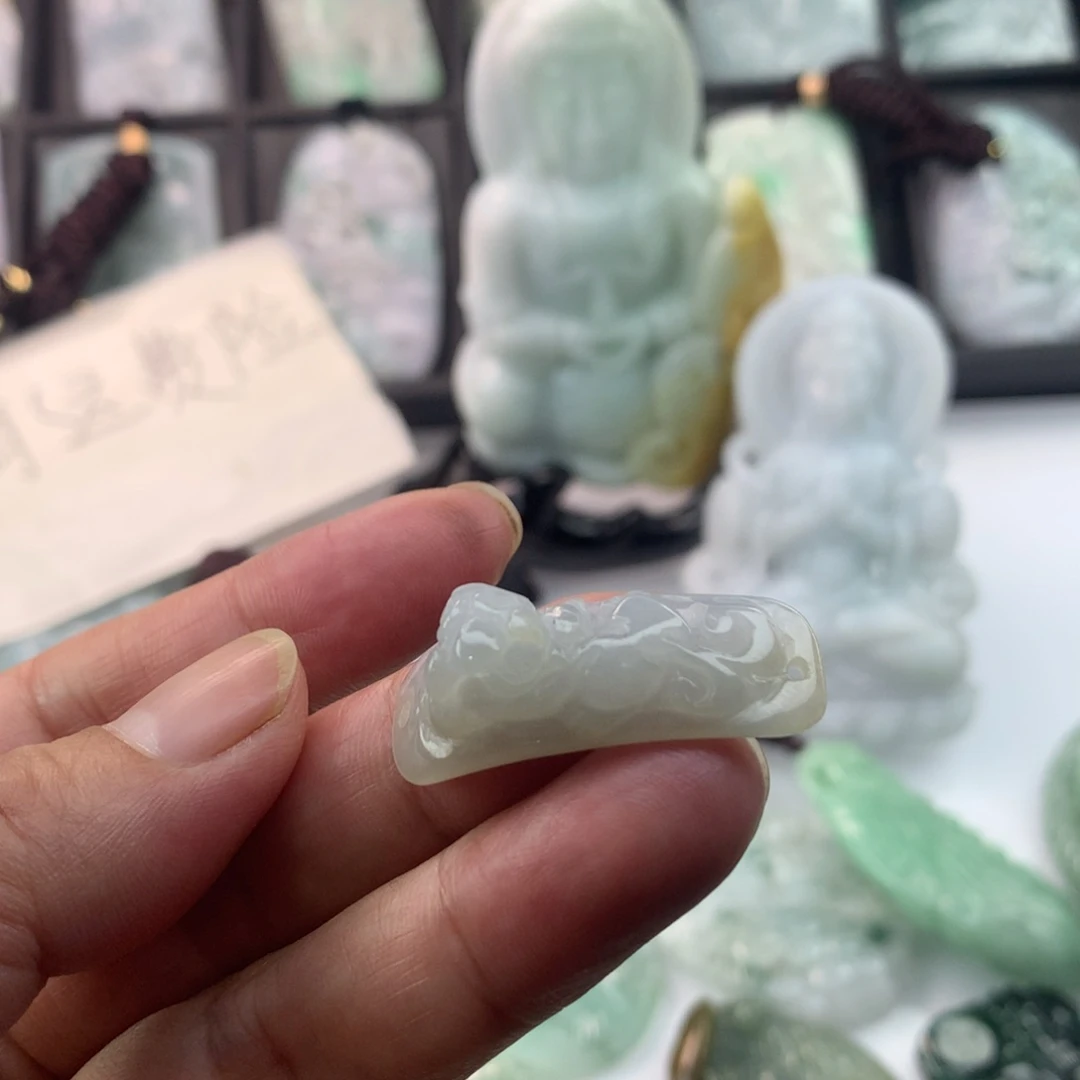 翡翠未镶嵌颈饰那*事一