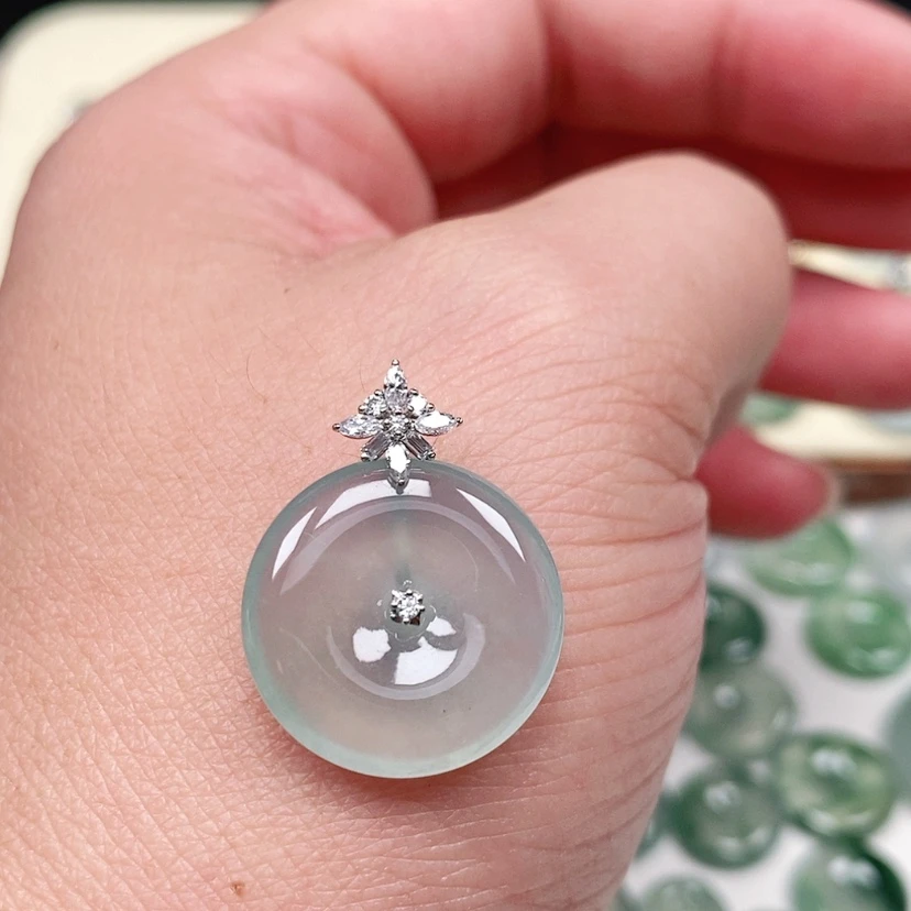 【闪购商品】颈饰18K金镶嵌翡翠