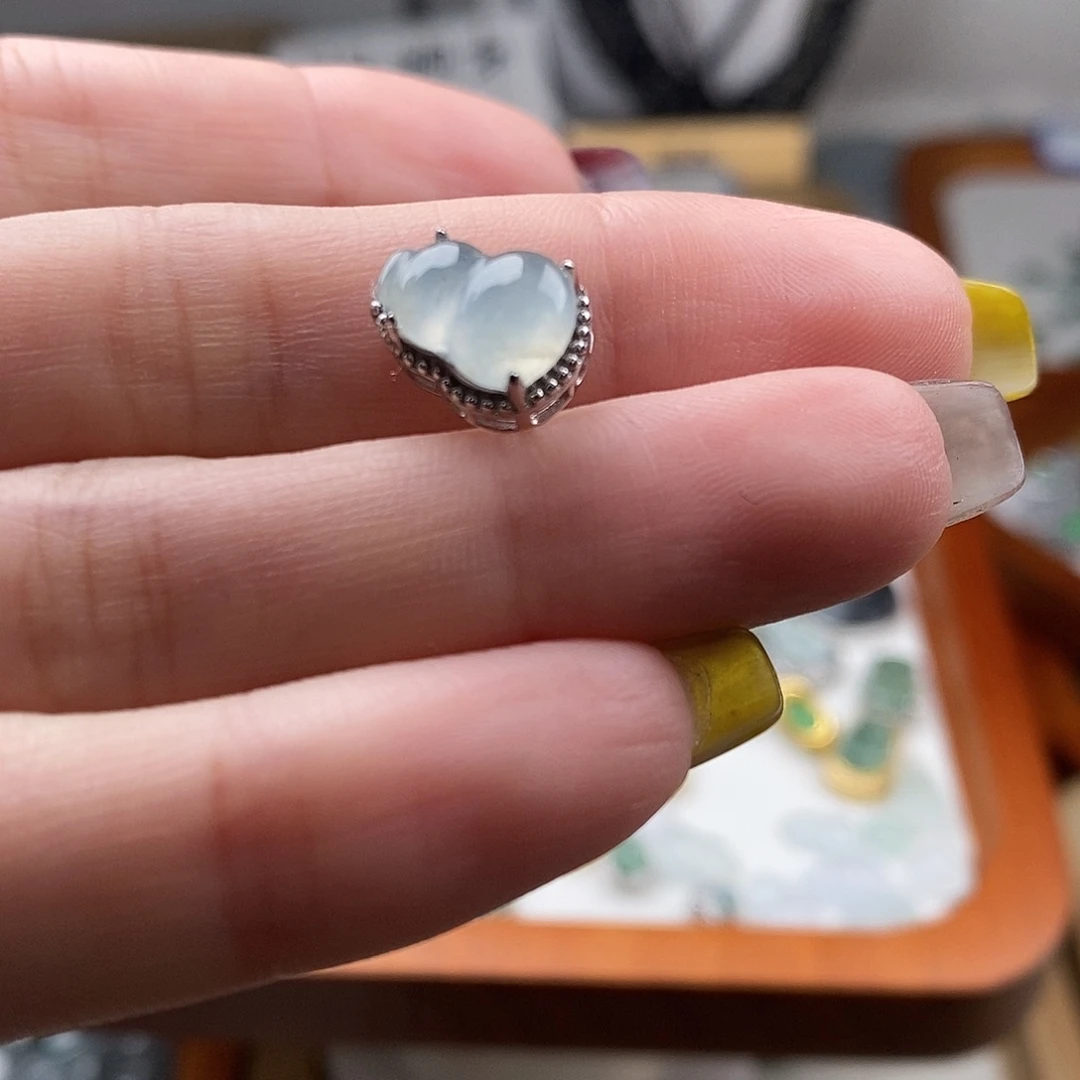 翡翠颈饰未镶嵌陈****?葫芦