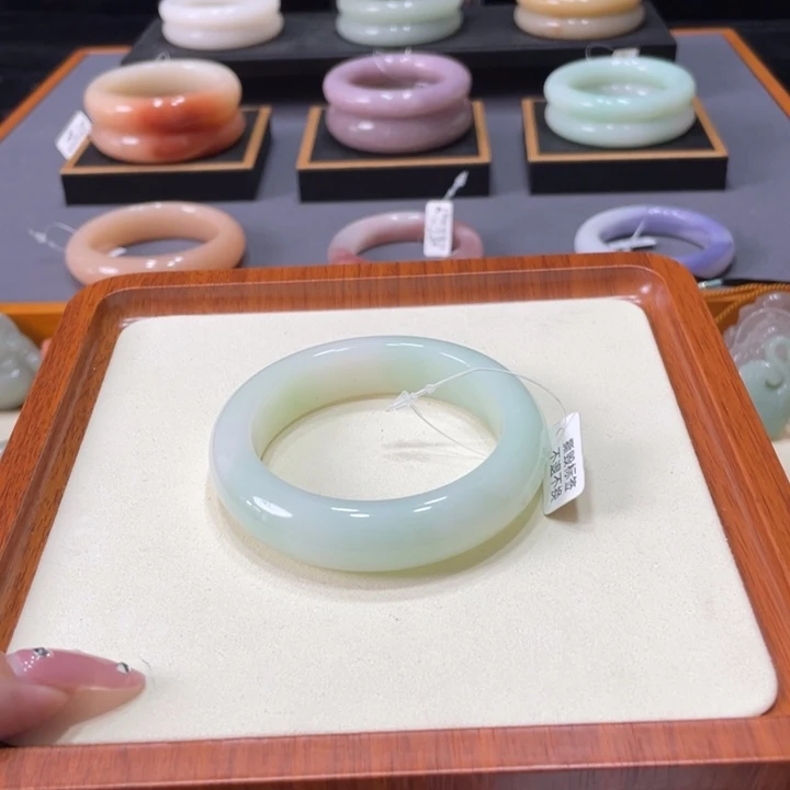 未镶嵌手镯石英岩玉阿*