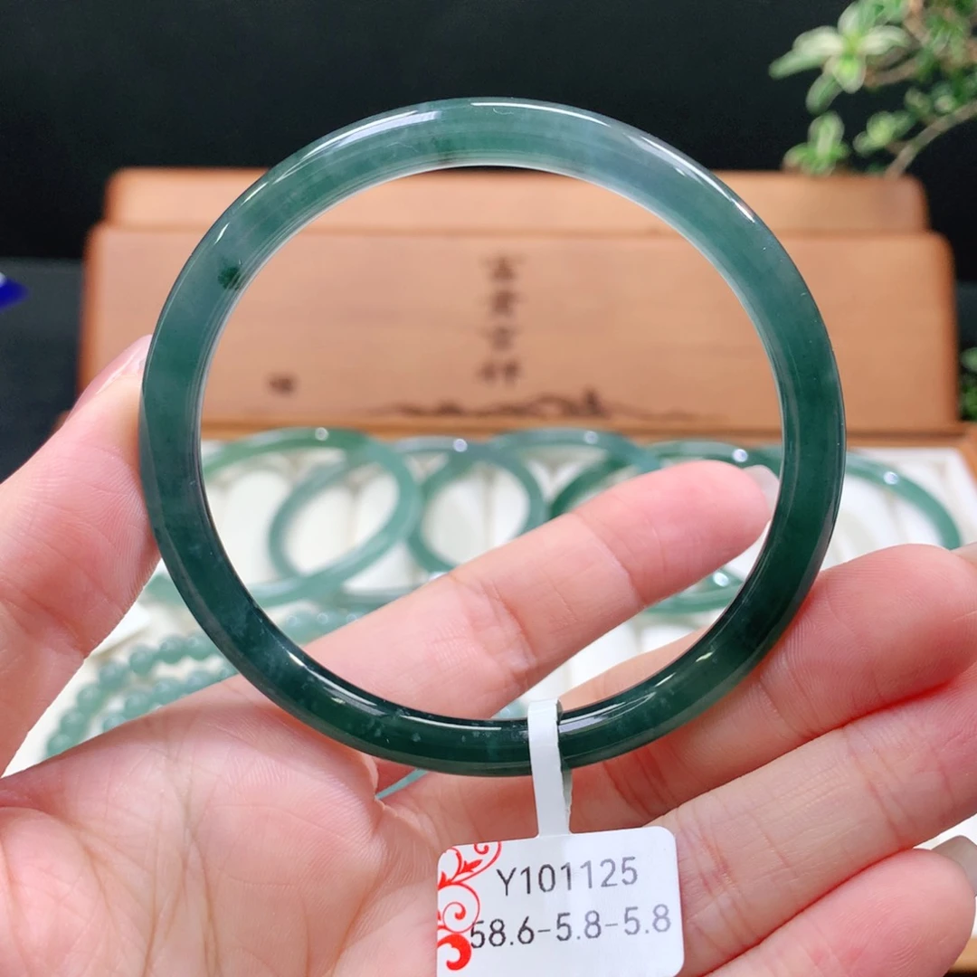 翡翠手镯未镶嵌天然