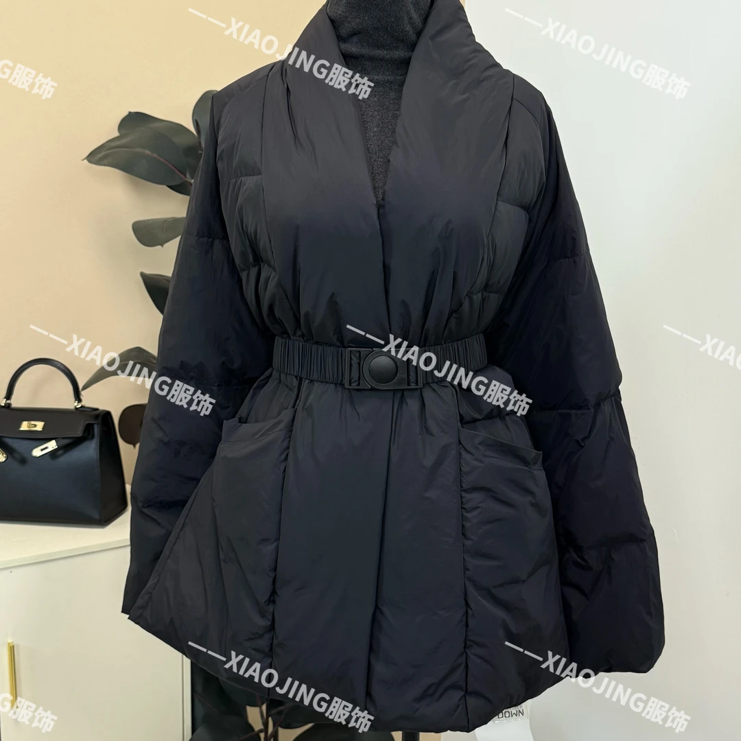 2025冬上新设计感v领卡扣收腰羽绒服