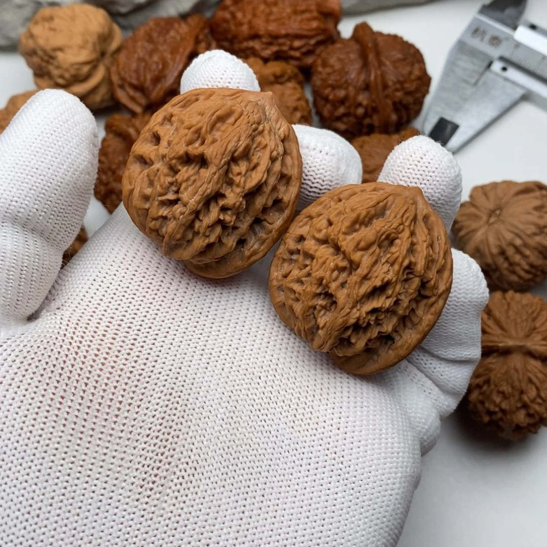 文玩核桃吊坠虎头