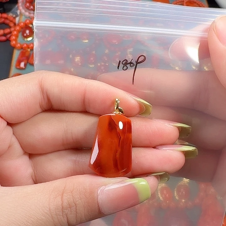 南红玛瑙18K金镶嵌吊坠