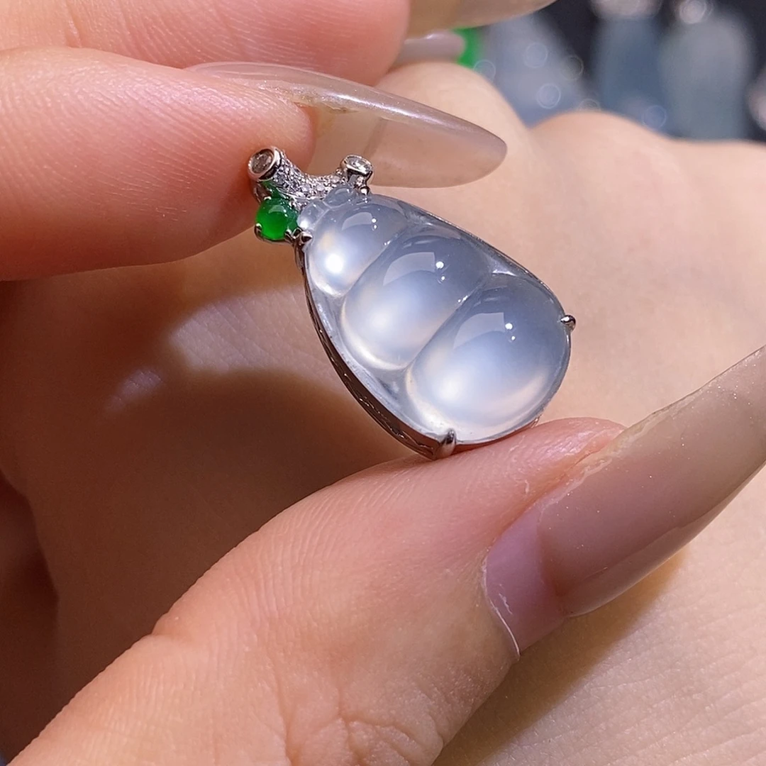 翡翠未镶嵌颈饰豆子