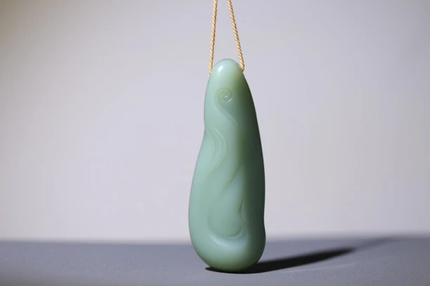 精品碧玉粉青无结构苏工随形挂件