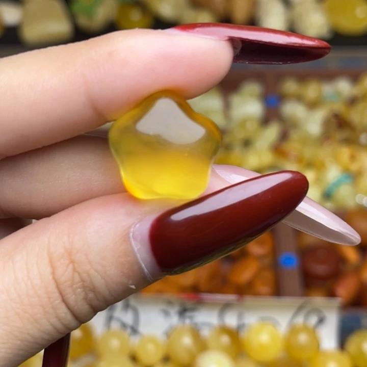 S***y蜜蜡未镶嵌珠宝奇石金珀俏色五角星 微微瑕