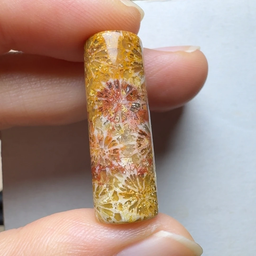 未镶嵌红彩大花硅化玉