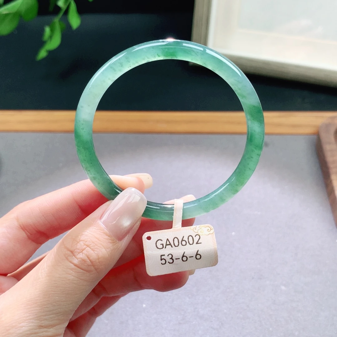 翡翠手镯未镶嵌天然翡翠