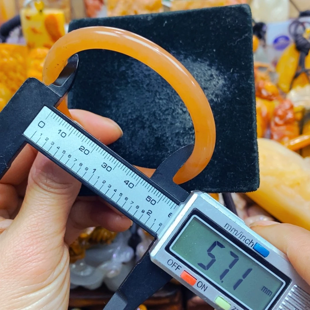 未镶嵌石英质玉（黄龙玉）颈饰