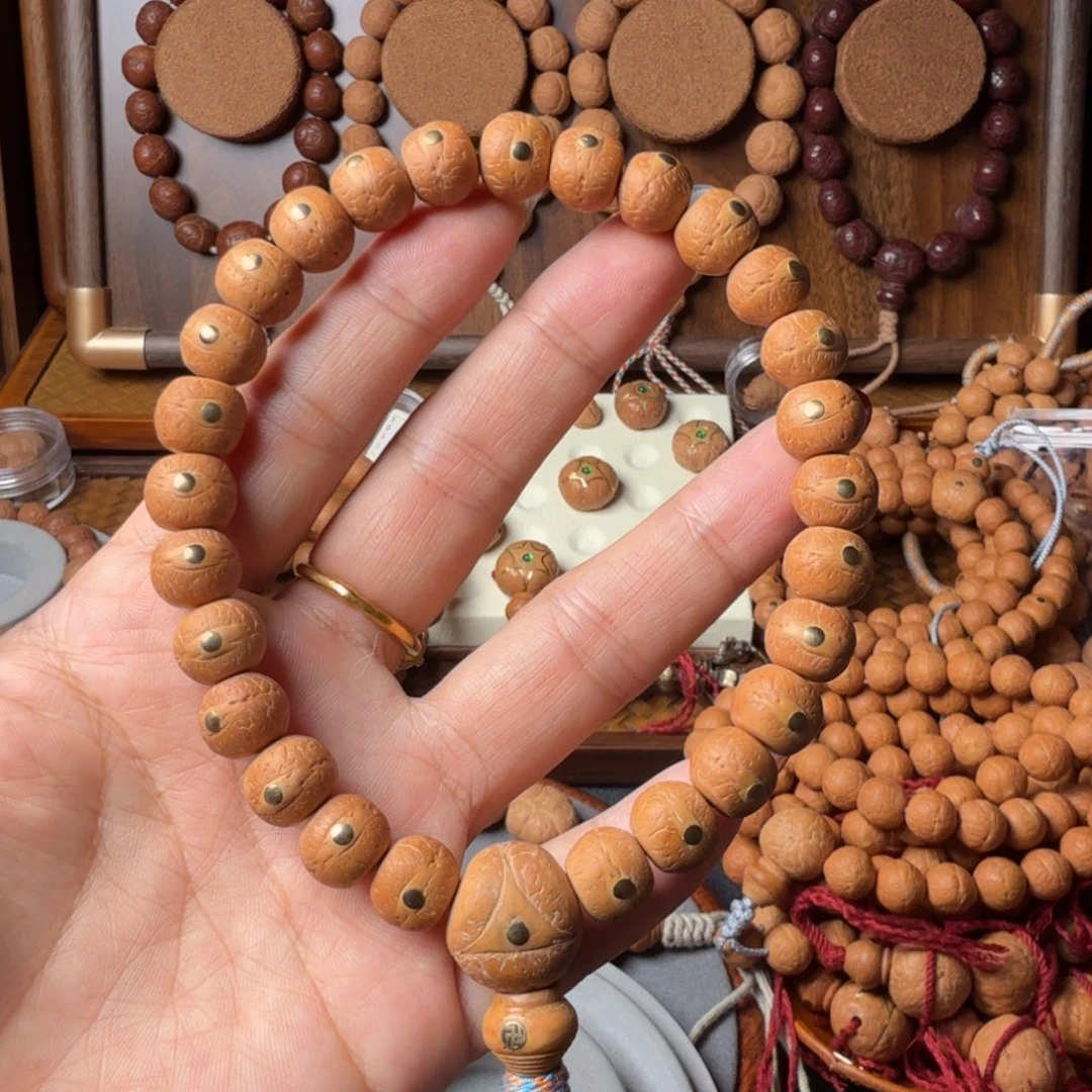 凤眼菩提把件精工藏切27颗手持镶嵌铜钉