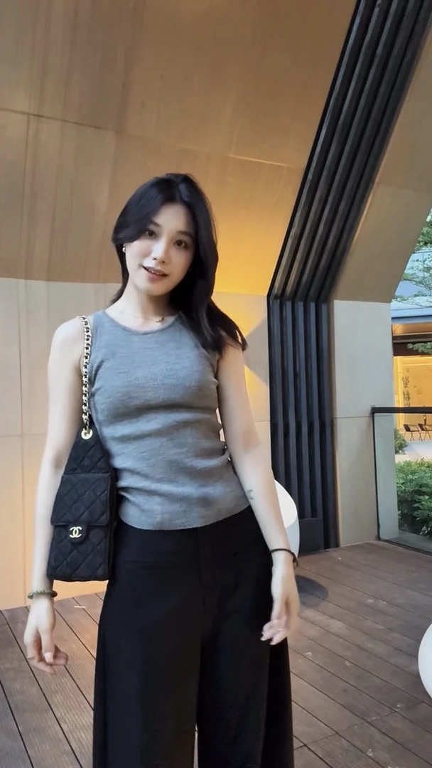 简约圆领无袖吊带背心女夏季2025新款修身时尚洋气纯欲风上衣