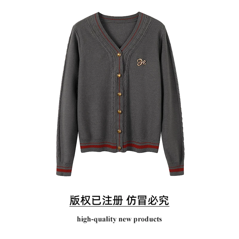 【奢姿】2025年春季新款大码女装胸针拼接上衣胖妹妹V领气质针织衫