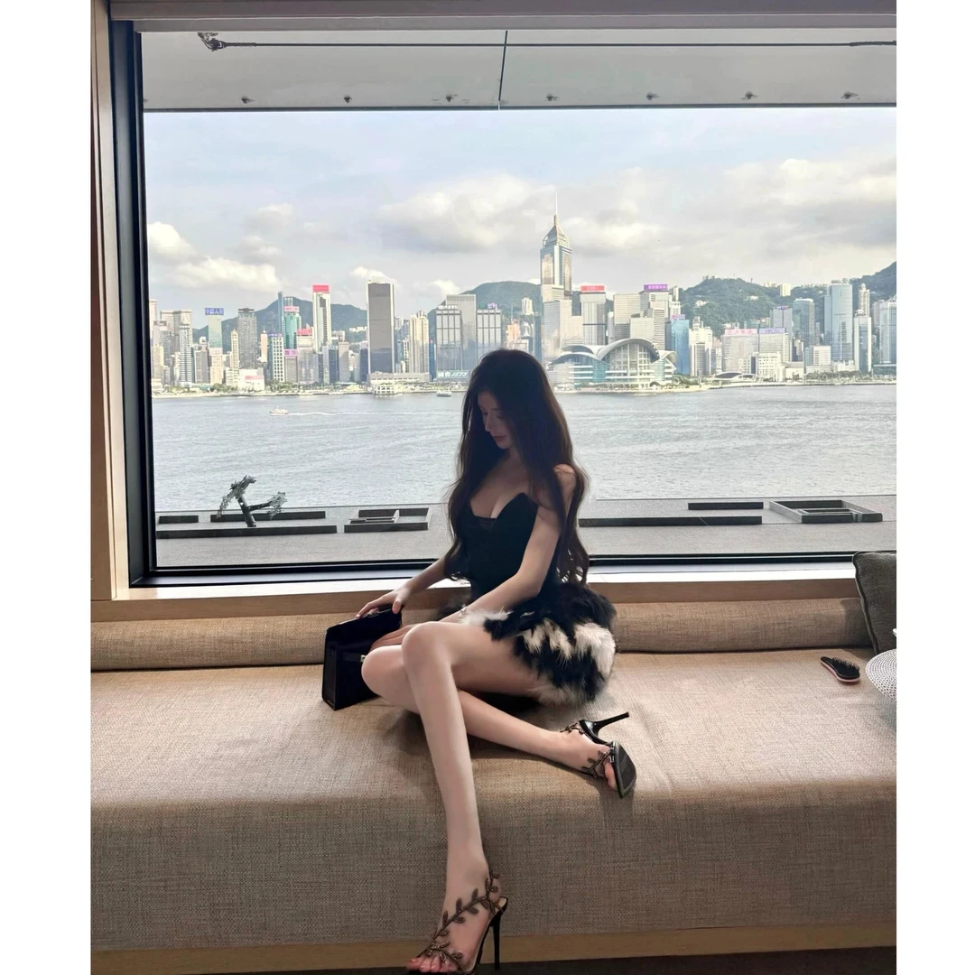 2025夏季新款时尚纯欲设计感修身露肩显瘦上衣配百搭毛毛短裙女