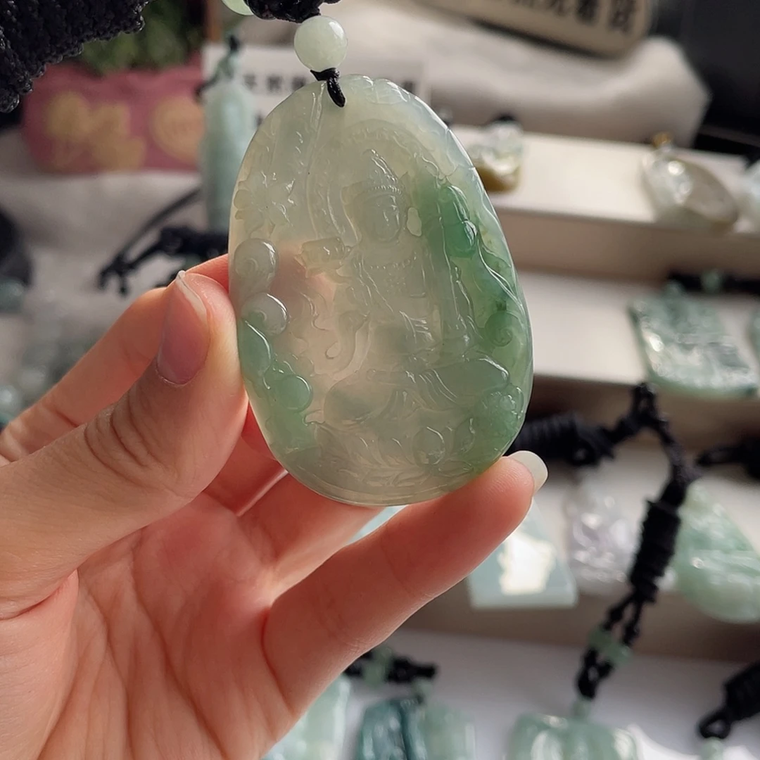 翡翠未镶嵌颈饰虚空藏