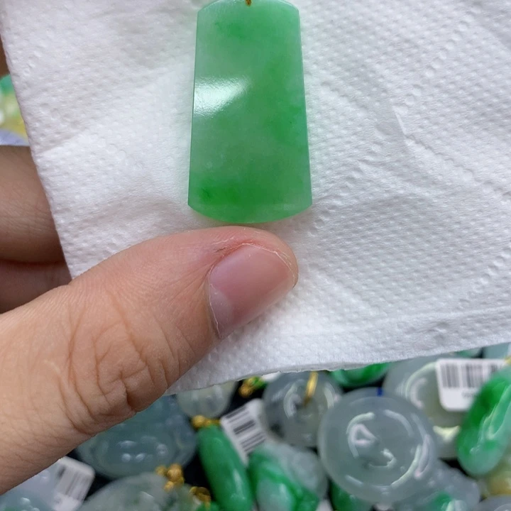 颈饰18K金镶嵌翡翠