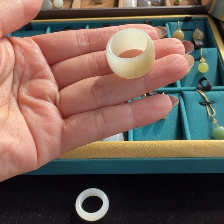 钱****和田玉未镶嵌颈饰