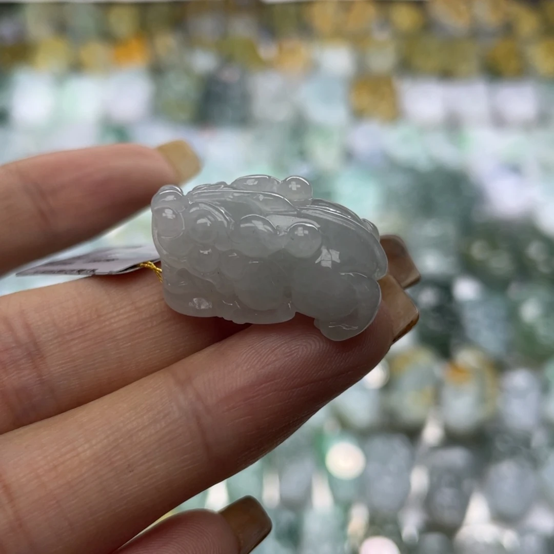 翡翠未镶嵌颈饰貔貅