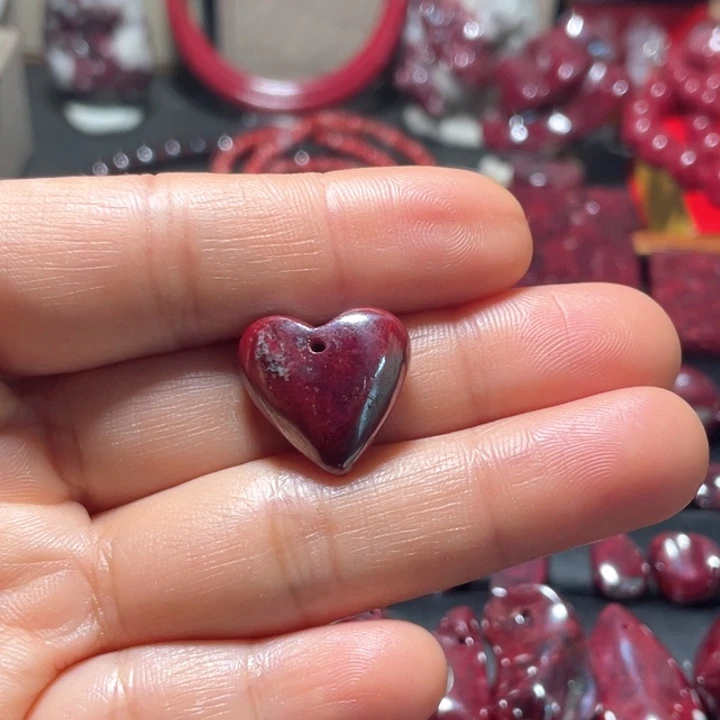天然辰砂原矿爱心吊坠
