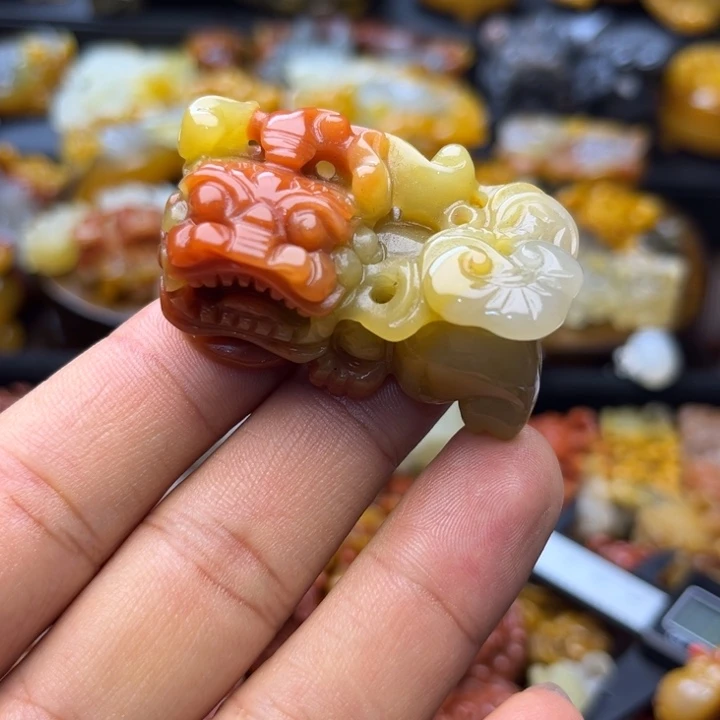 石英质玉（黄龙玉）未镶嵌颈饰