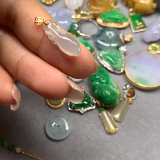 颈饰18K金镶嵌翡翠