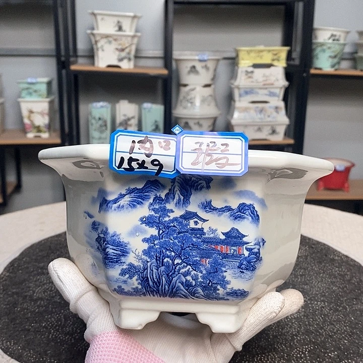 紫砂的花盆很漂亮