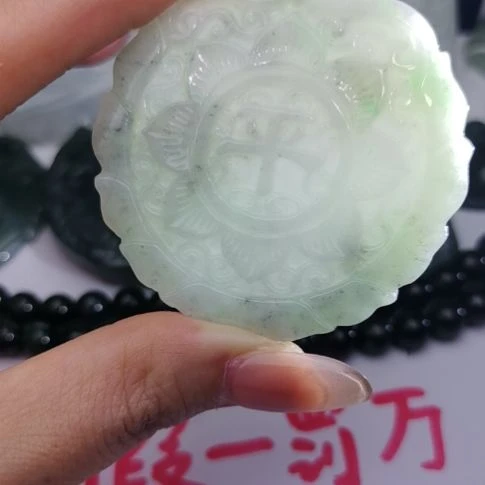 翡翠颈饰未镶嵌天然的A货翡翠