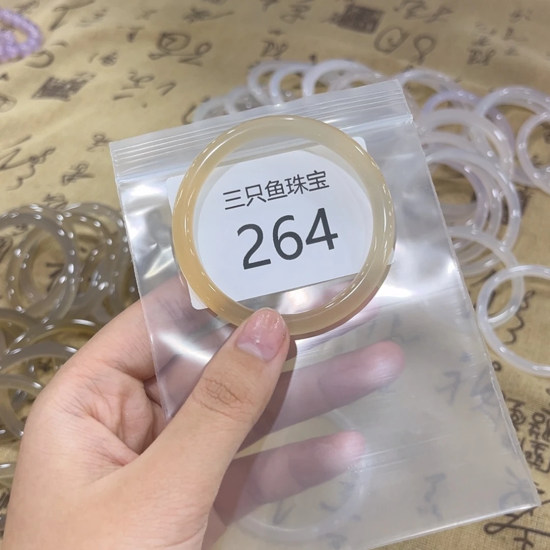 玛瑙/玉髓手镯未镶嵌吃**梨