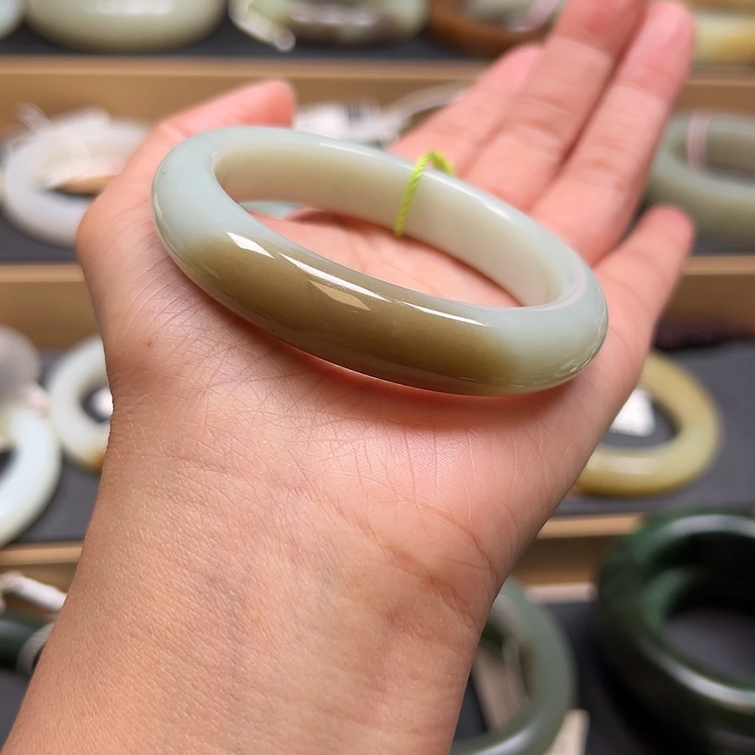 和田玉未镶嵌手镯54+