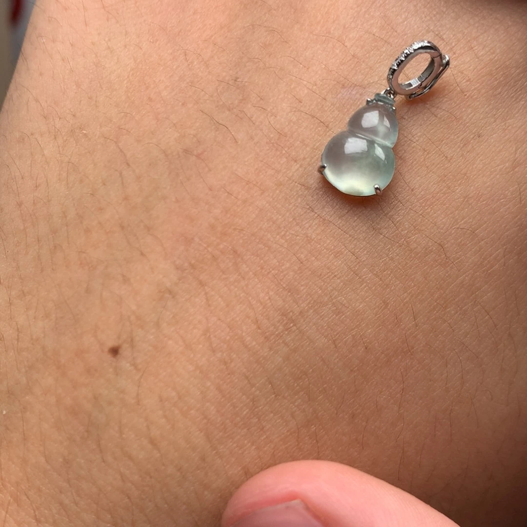 翡翠未镶嵌颈饰你是