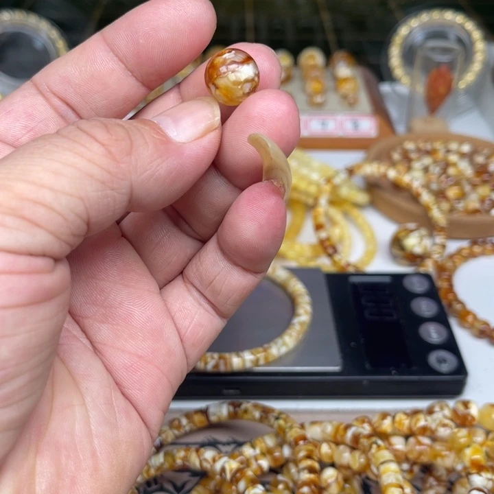 琥珀未镶嵌裸石61号